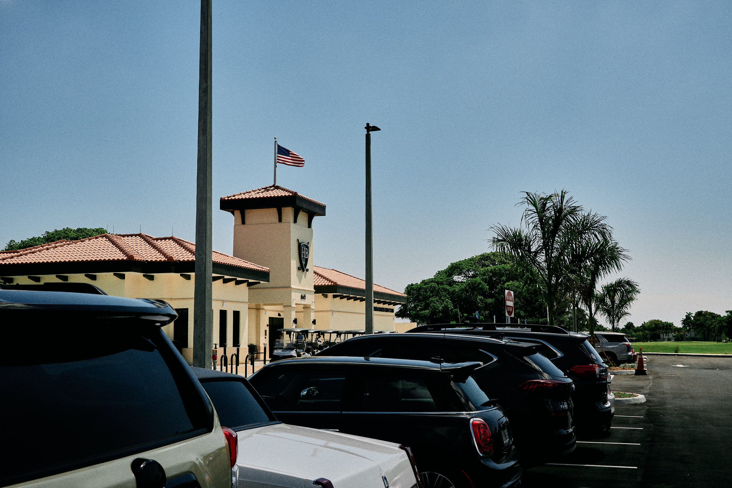 The clubhouse and entrance at Hollywood Beach Golf Club with the course logo and American flag.
